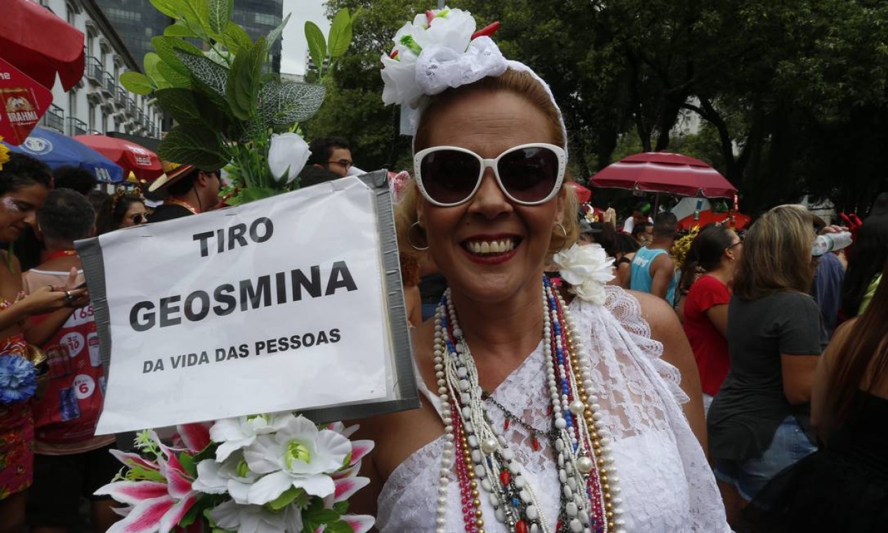 Foliões apostaram na criatividade na hora de se fantasiar: geosmina ainda é o assunto do momento Foto: Fabiano Rocha / Agência O Globo