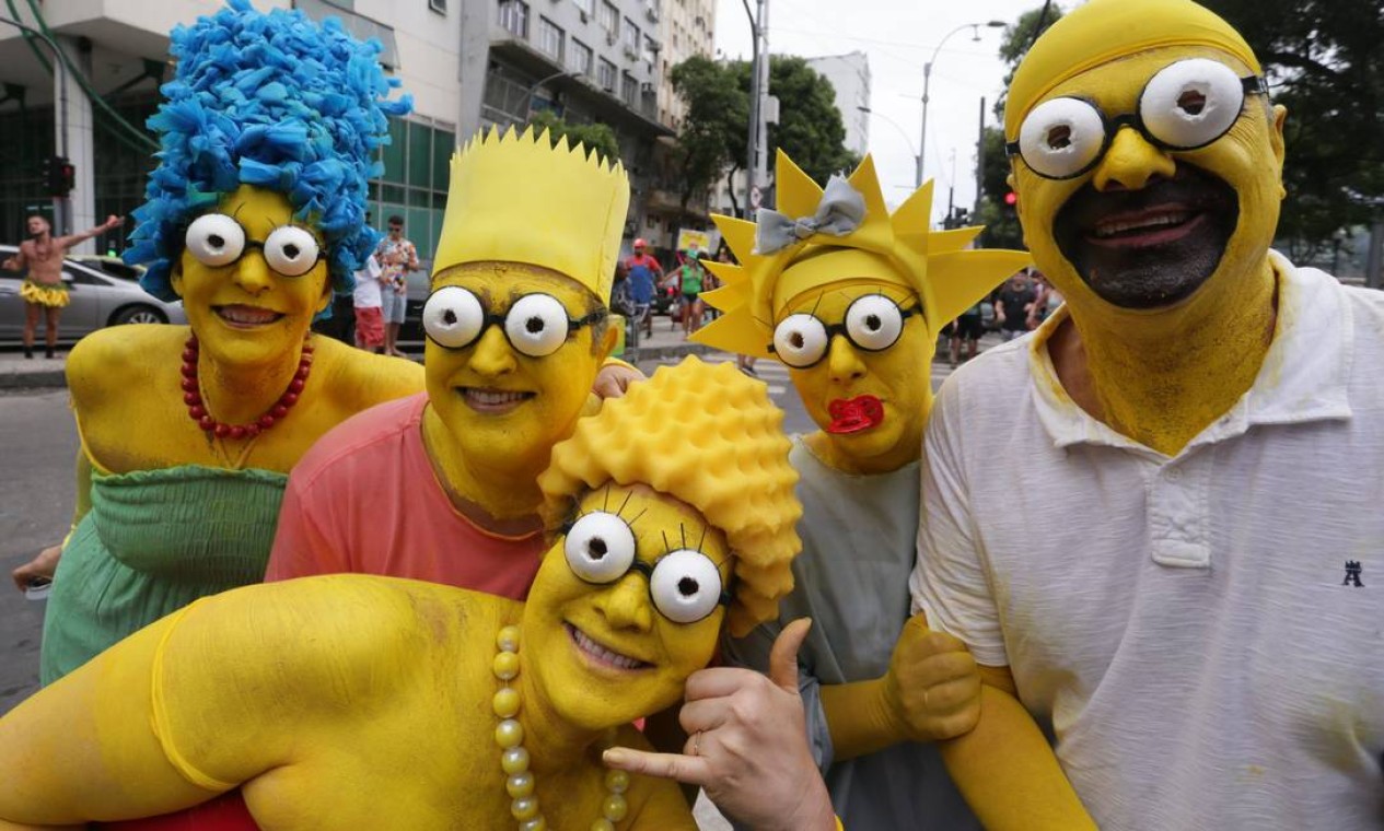 A familia Simpsons curtiu o Bloco Toca Raul, no Centro Foto: Cléber Júnior / Agência O Globo - 23/02/20