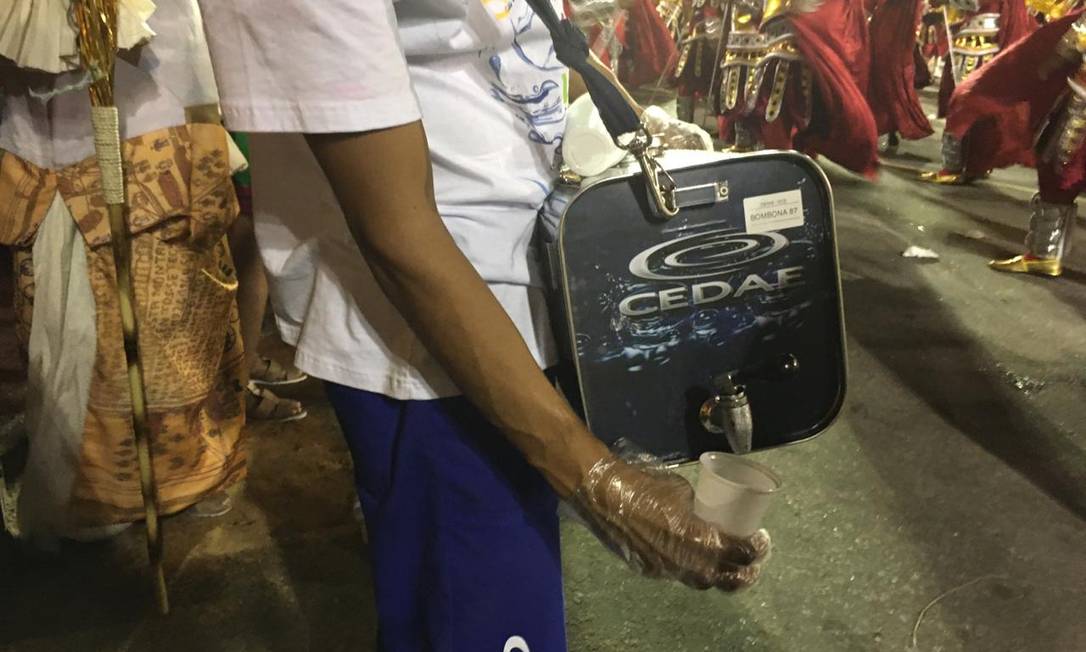 Aguadeiro da Cedae distribui água na Sapucaí Foto: Rafael Nascimento de Souza / Agência O Globo