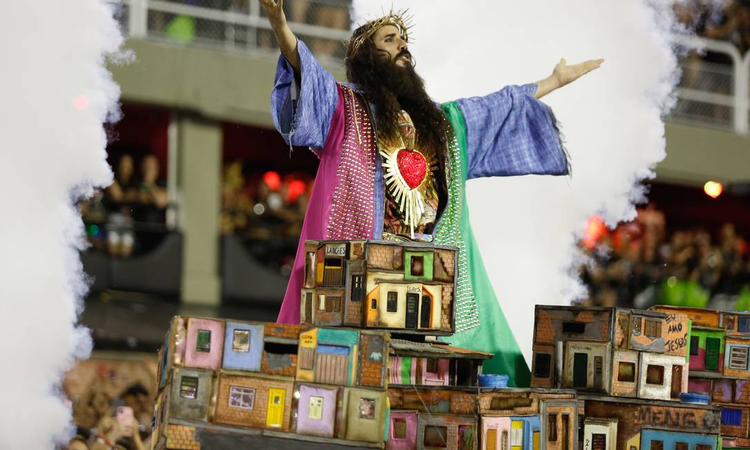 Jesus da comissão de frente verde e rosa surgiu em meio ao cenário do Morro da Mangueira Foto: Agência O Globo