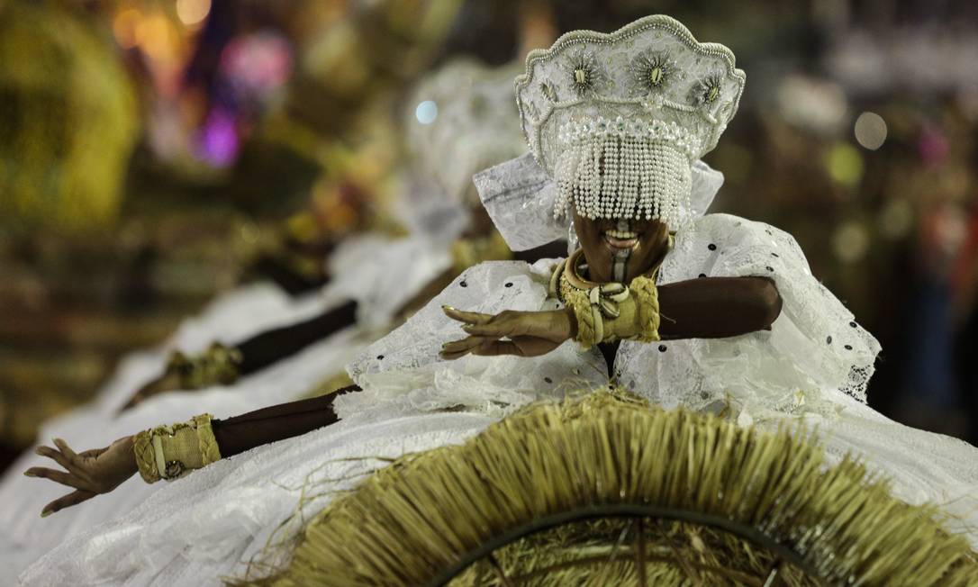 Bom acabamento das fantasias marcou desfile da agremiação da Baixada Fluminense Foto: Guito Moreto / Agência O Globo
