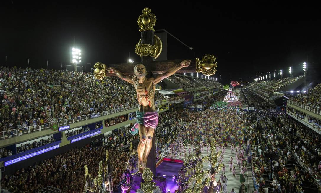 Jesus Cristo da Mangueira: jovem negro, com corpo cravejado de balas Foto: Alexandre Cassiano / Agência O Globo