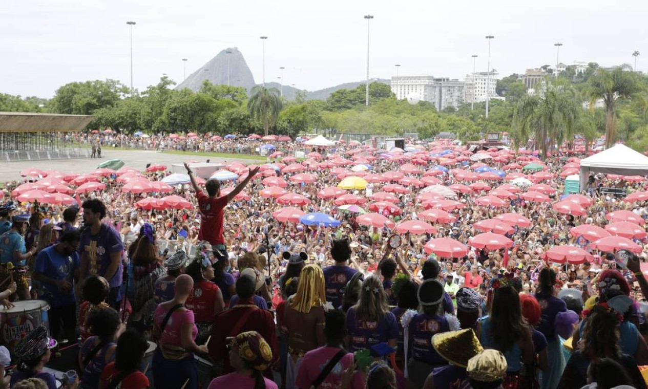 Produção do bloco estima público de 500 mil pessoas na manhã desta segunda; Riotur divulgou o número de 340 mil Foto: Marcia Foletto / Agência o Globo