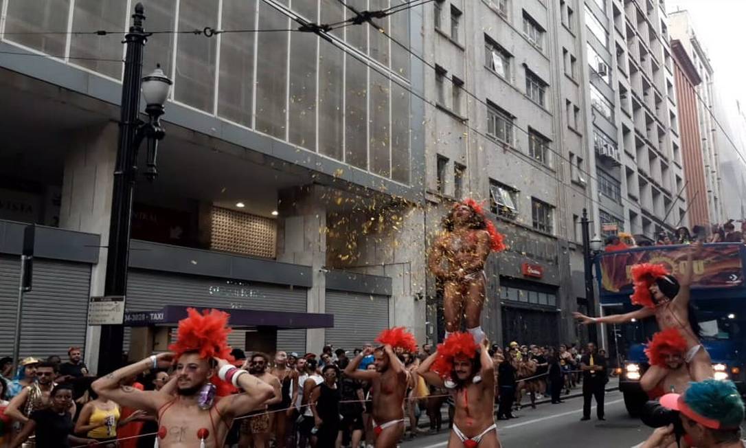 Foliões simulam 'golden shower' com papel picado em São Paulo Foto: Leo Branco