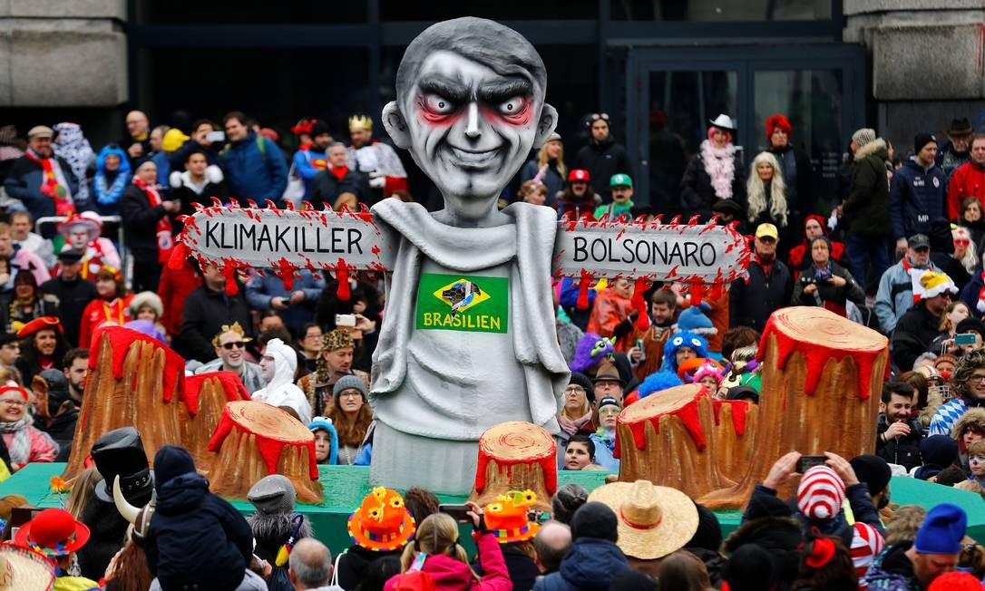 Carnaval na Alemanha tem carro alegórico com sátira política a ...