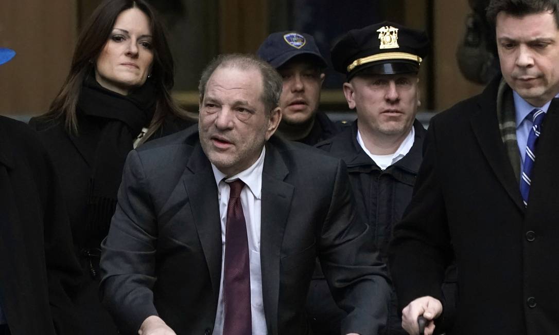 Harvey Weinstein deixa a Suprema Corte em Manhattan, em 20 de fevereiro Foto: Timothy A. Clary / AFP