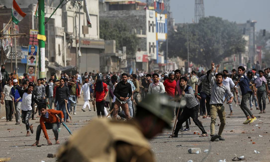 Hindus e muçulmanos entraram em confronto durante protestos a lei de cidadania, em Nova Délhi Foto: DANISH SIDDIQUI / REUTERS