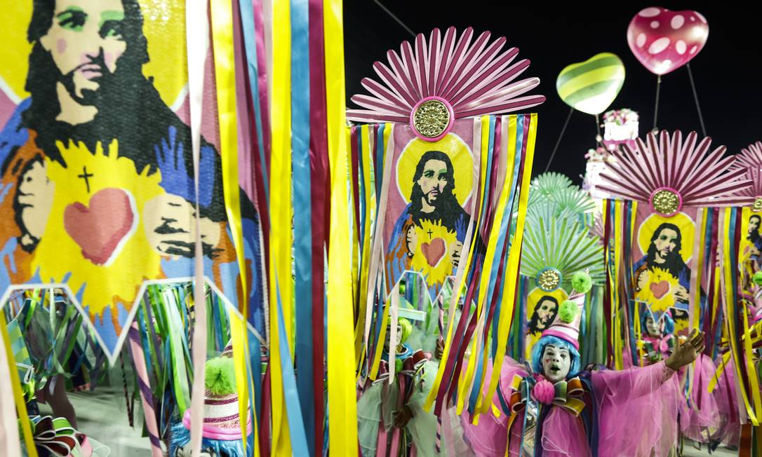Mangueira fez uma releitura da vida de Jesus, representado como mulher, gay, índio e morador de rua Foto: Guito Moreto / Agência O Globo