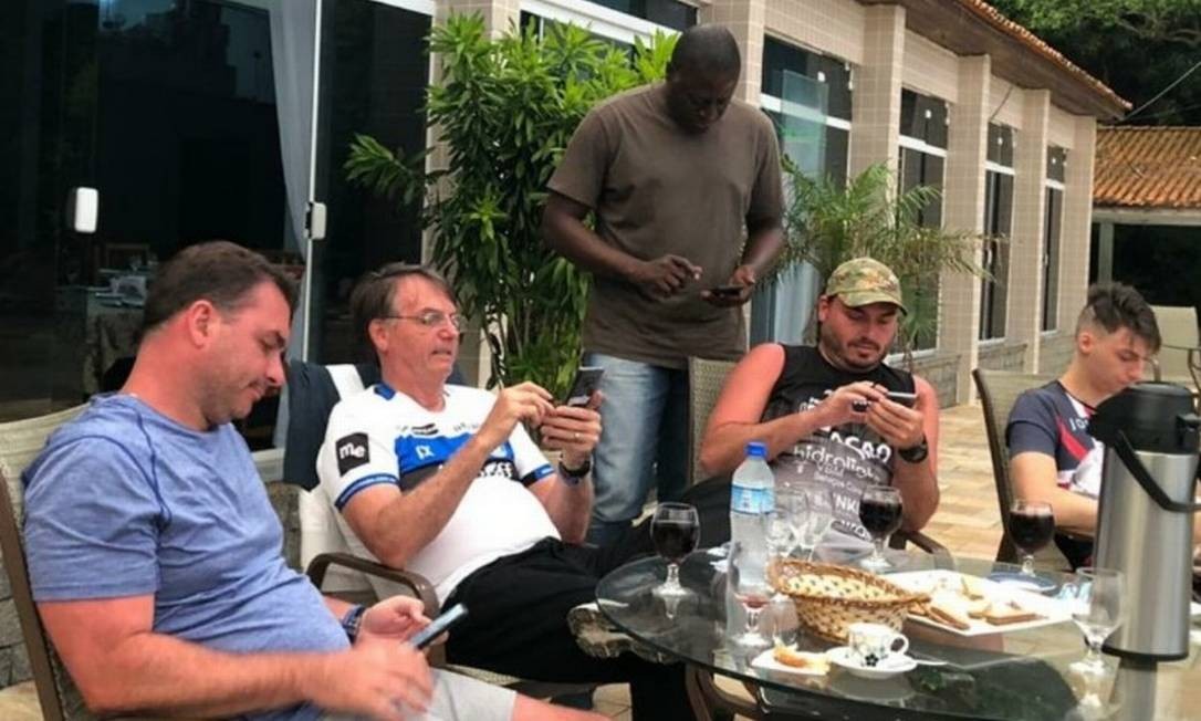 O presidente Jair Bolsonaro com seus filhos, o senador Flávio Bolsonaro e o vereador Carlos Bolsonaro, e o deputado federal Hélio Negão Foto: Reprodução