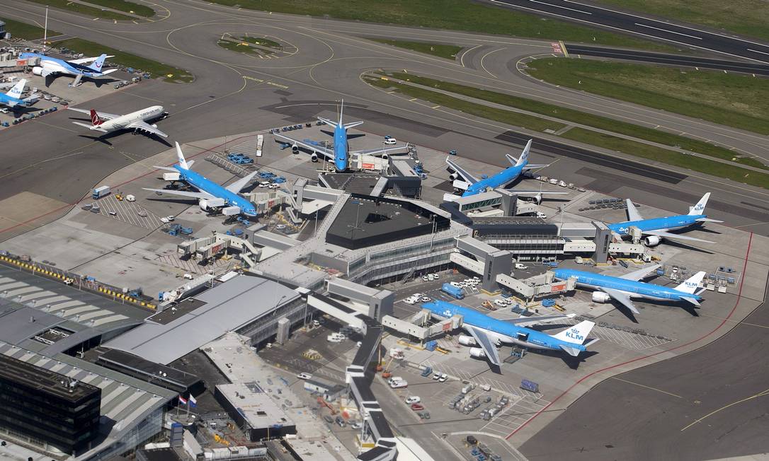 
Aviões da KLM são vistos na pista no aeroporto de Schipol, perto de Amsterdã Foto: Yves Herman / Reuters