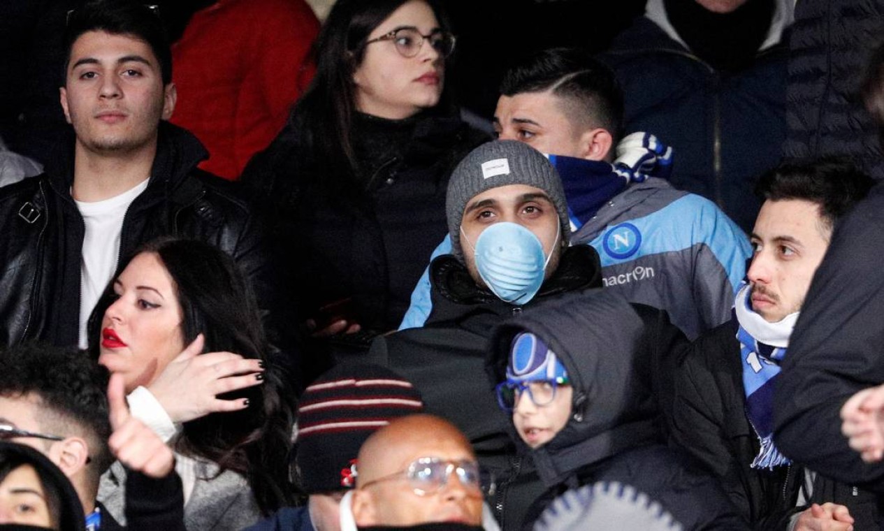 Na partida da noite de terça-feira entre Napoli e FC Barcelona, no Estádio San Paolo, em Nápoles, torcedor usa máscara de proteção. Com mais de 10 mortos na Itália, temor ao vírus cresce Foto: GUGLIELMO MANGIAPANE / REUTERS