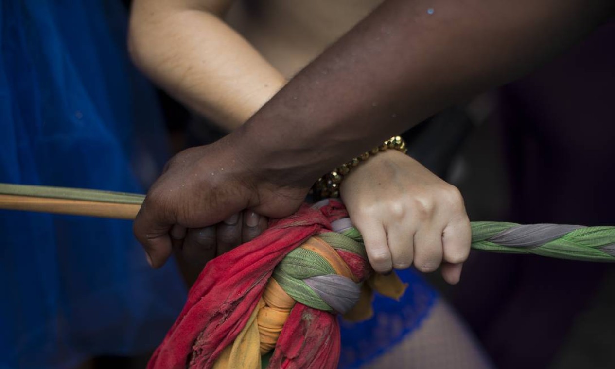 Solidarierade. A corda que separa, também une, não importa de qual lado se está Foto: Márcia Foletto / Agência O Globo