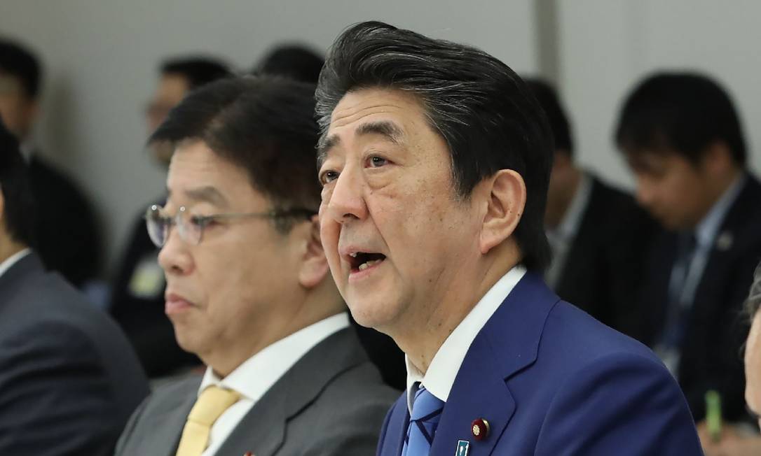 O primeiro-ministro do Japão, Shinzo Abe, participa de reunião sobre coronavírus no seu escritório, em Tóquio, nesta quinta-feira (27) Foto: STR / AFP