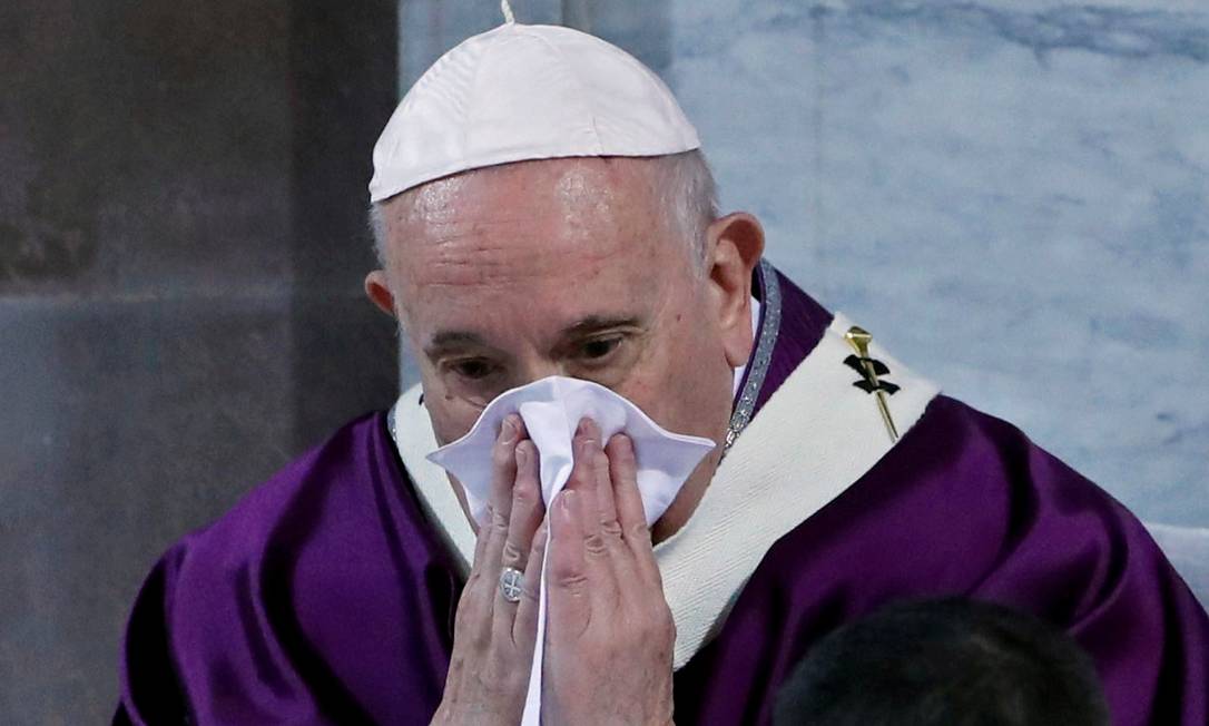 Papa Francisco espirra durante cerimônia da Quarta-feira de Cinzas em Roma, na Itália Foto: Remo Casilli / REUTERS