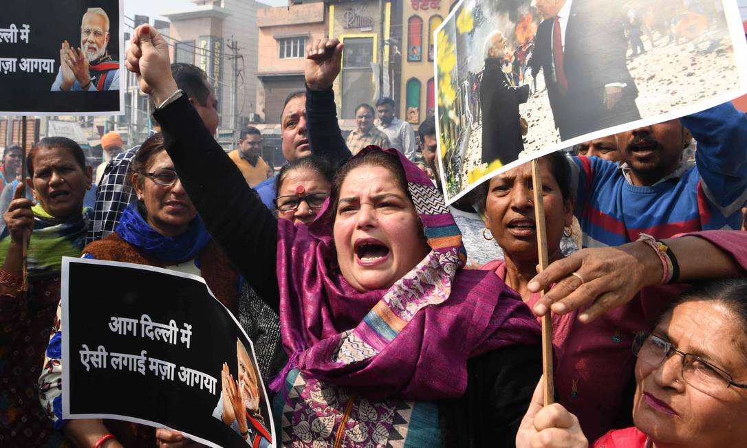 Manifestantes protestam contra o primeiro-ministro indiano Narendra Modi durante em Amritsar Foto: NARINDER NANU / AFP