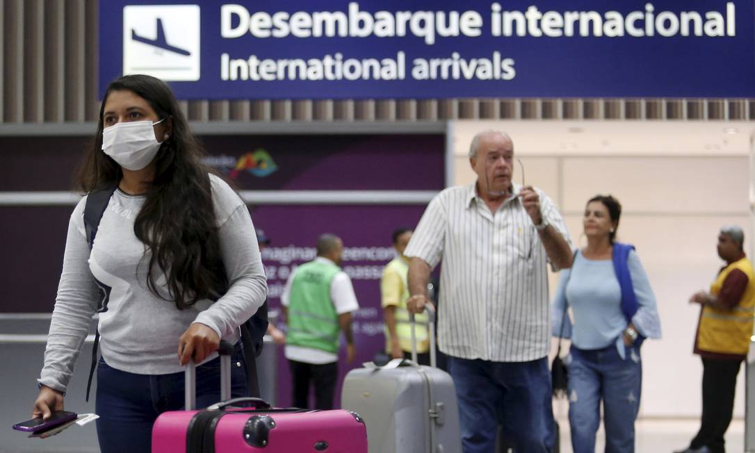 Turistas e brasileiros desembarcam no Aeroporto Internacional do Galeão, no Rio de Janeiro Foto: FABIANO ROCHA / Agência O Globo