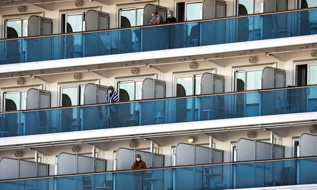 Pasageiros do Diamond Princess, navio impedido de deixar o porto de Yokohama, no Japão, por ter pessoas infectadas com o coronavírus a bordo Foto: Athit Perawongmetha / Reuters