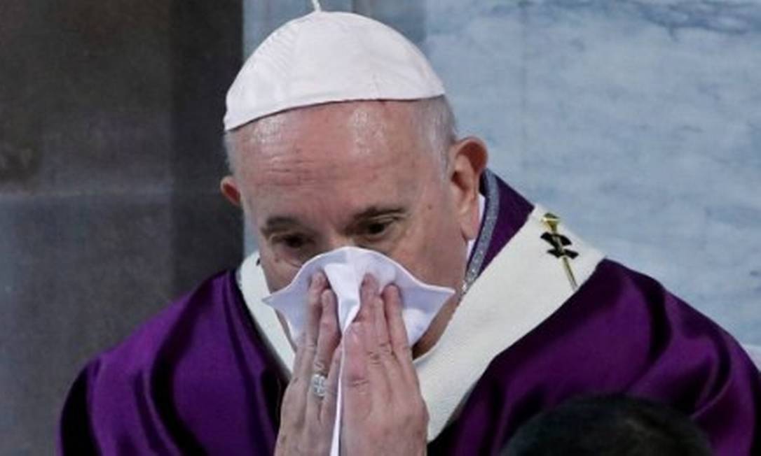 Papa Francisco espirra durante cerimônia da Quarta-feira de Cinzas em Roma, na Itália Foto: Remo Casilli/Reuters