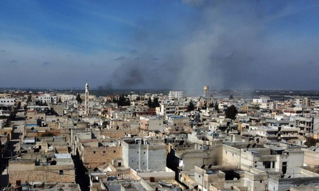 Céu da cidade de Saraqib, na Síria, após bombardeios do governo Foto: AREF TAMMAWI / AFP / 27-02-2020