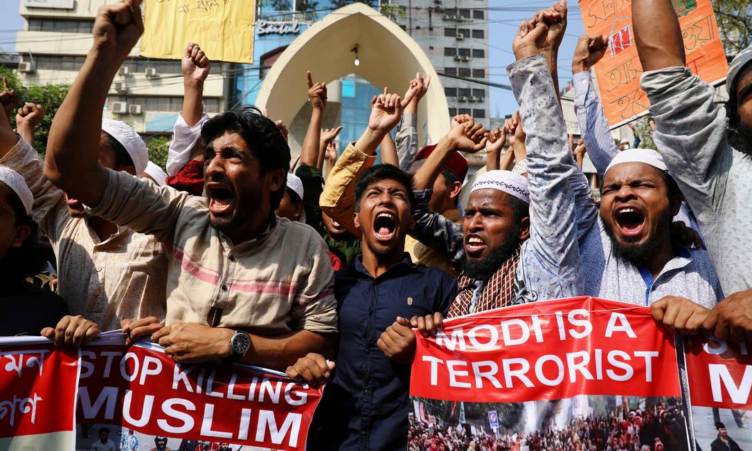 Muçulmanos protestam contra o premier indiano Narendra Modi: violência sectária deixou mais de 30 mortos Foto: MOHAMMAD PONIR HOSSAIN / REUTERS