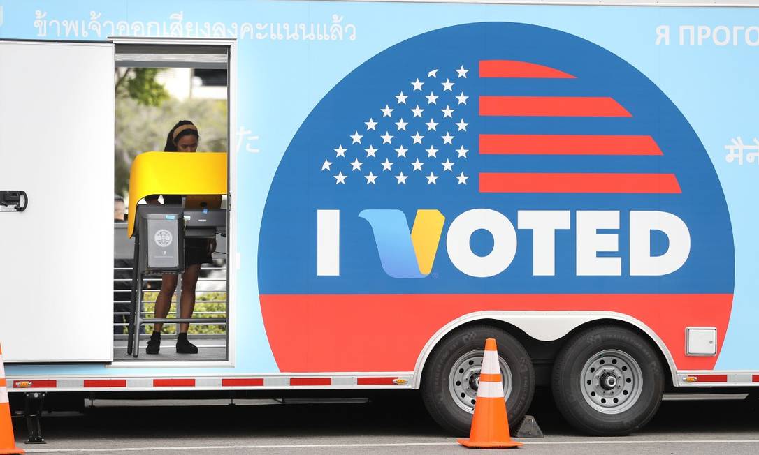 Eleitora vota antecipadamente em Los Angeles, numa seção eleitoral móvel, para essa Superterça: Califórnia é o estado que concentra maior número de delegados democratas Foto: MARIO TAMA / AFP