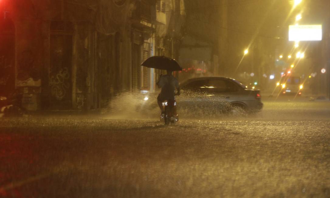 Chuva forte atingiu a cidade no último sábado e madrugada de domingo Foto: Antonio Scorza / Agência O Globo