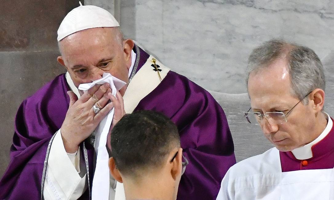 O Papa Francisco limpa o nariz durante a missa da quarta-feira de cinzas, que abre a Quaresma, o período de quarenta dias de abstinência e privação dos cristãos antes da Semana Santa e da Páscoa Foto: ALBERTO PIZZOLI / AFP