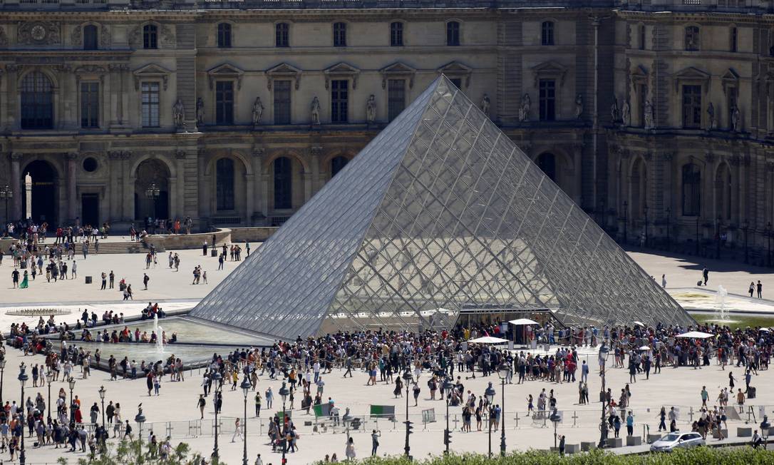 Turistas se concentram do lado de fora do museu do Louvre, esperando a abertura do local para visitação. Foto: Regis Duvignau / REUTERS