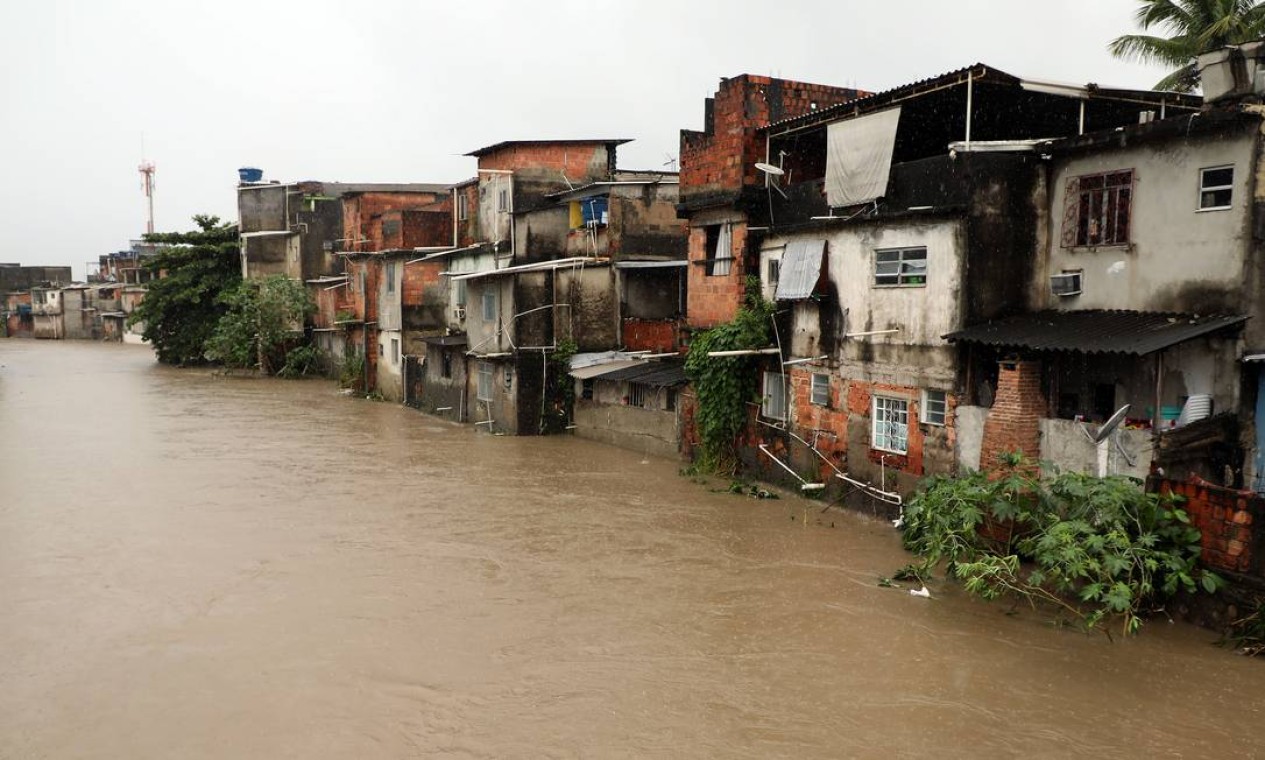 O Rio Acari alagou as pistas internas da Rodovia Presidente Dutra na altura da Pavuna Foto: FABIO MOTTA / Agência O Globo