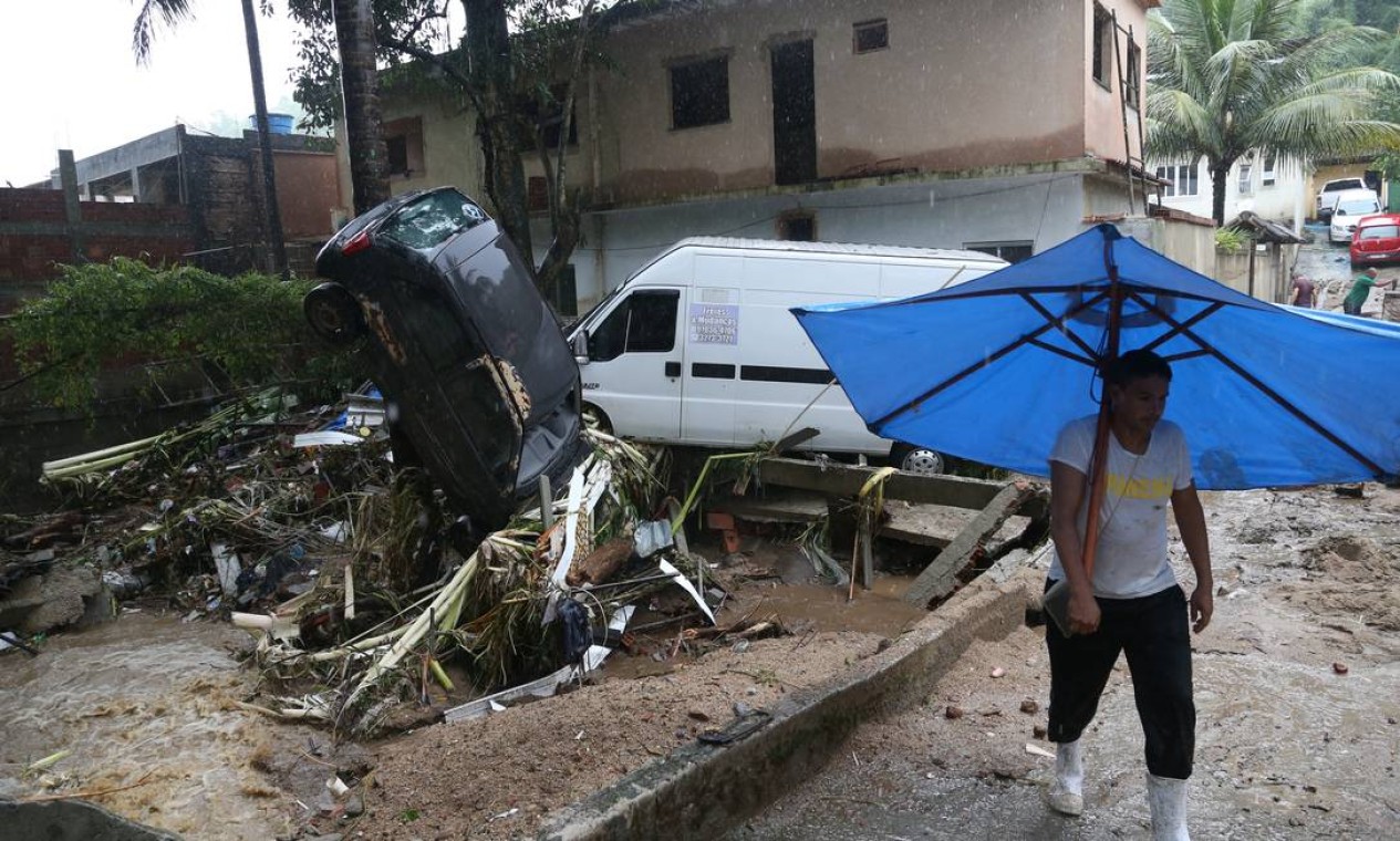 Por conta do risco de um novo temporal, o município segue em estágio de alerta Foto: Pedro Teixeira / Agência O Globo