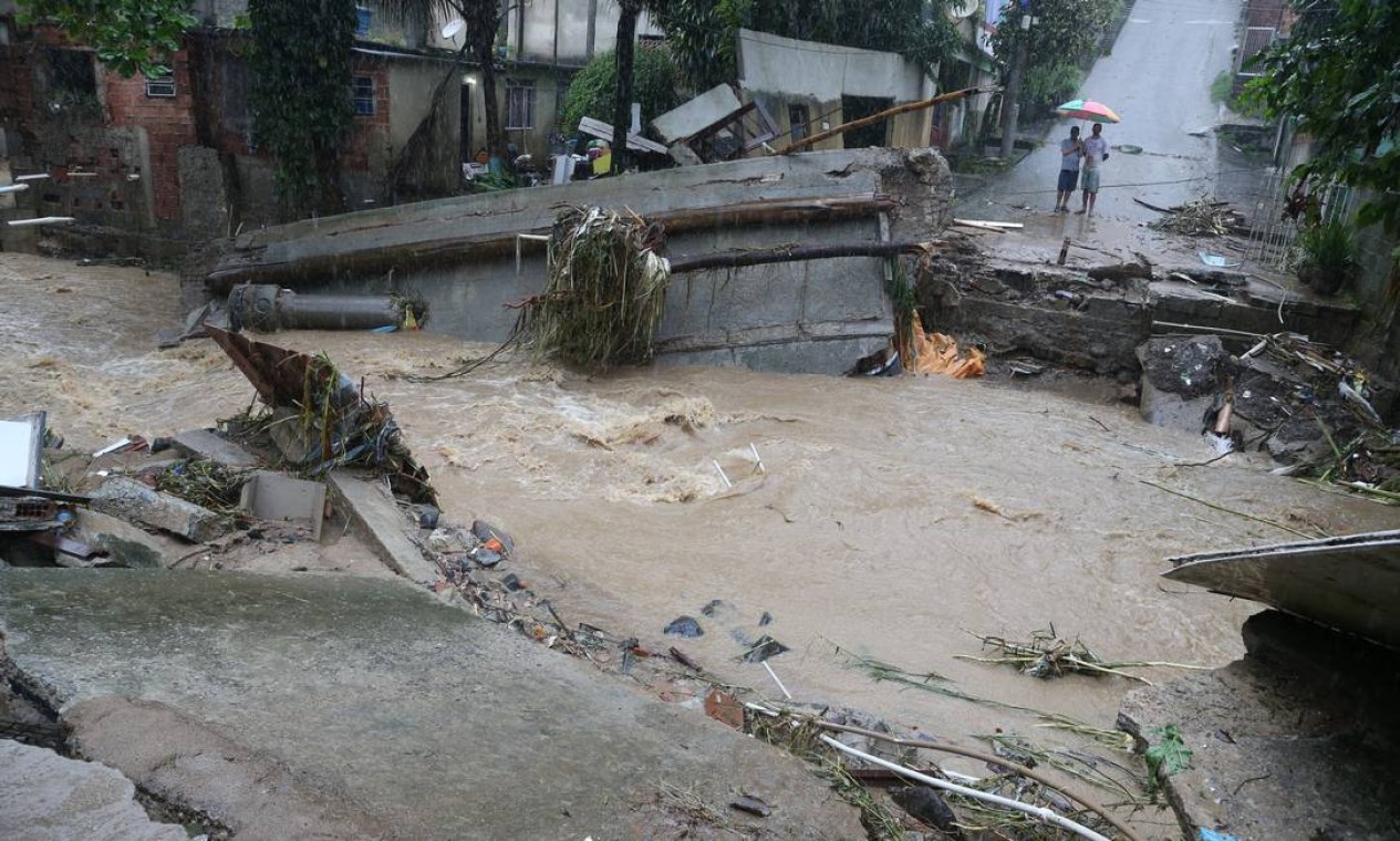 Moradores da Taquara sofrem com os estragos causados pela chuva Foto: Pedro Teixeira / Agência O Globo