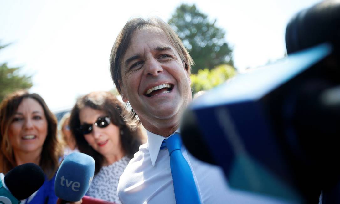 Novo presidente do Uruguai prega defesa da democracia em discurso de