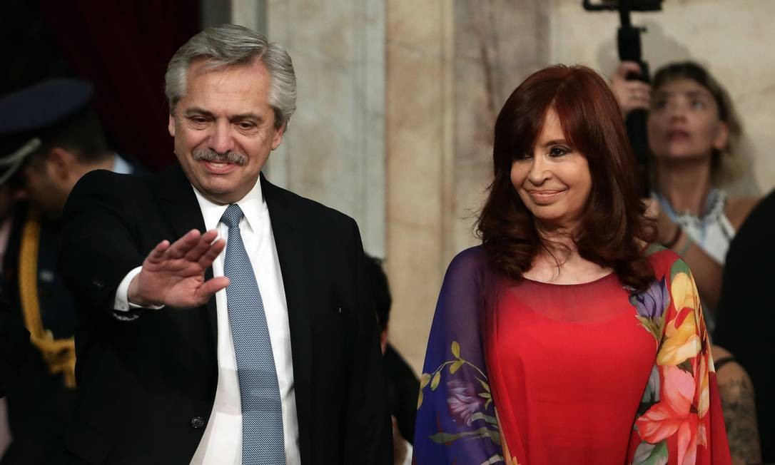 Alberto Fernández acena a apoiadores ao lado da vice-presisente Cristina Kirchner durante discurso anual no Congresso Nacional Foto: ALEJANDRO PAGNI / AFP