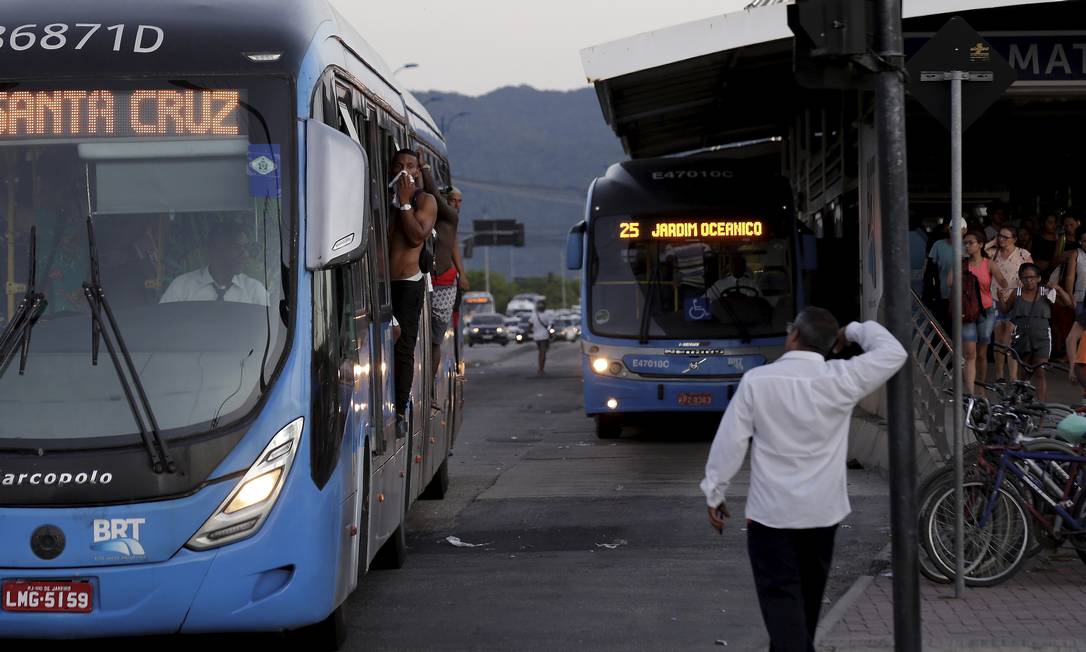 BRT foi afetado pelas chuvas deste domingo Foto: MARCELO THEOBALD / Agência O Globo