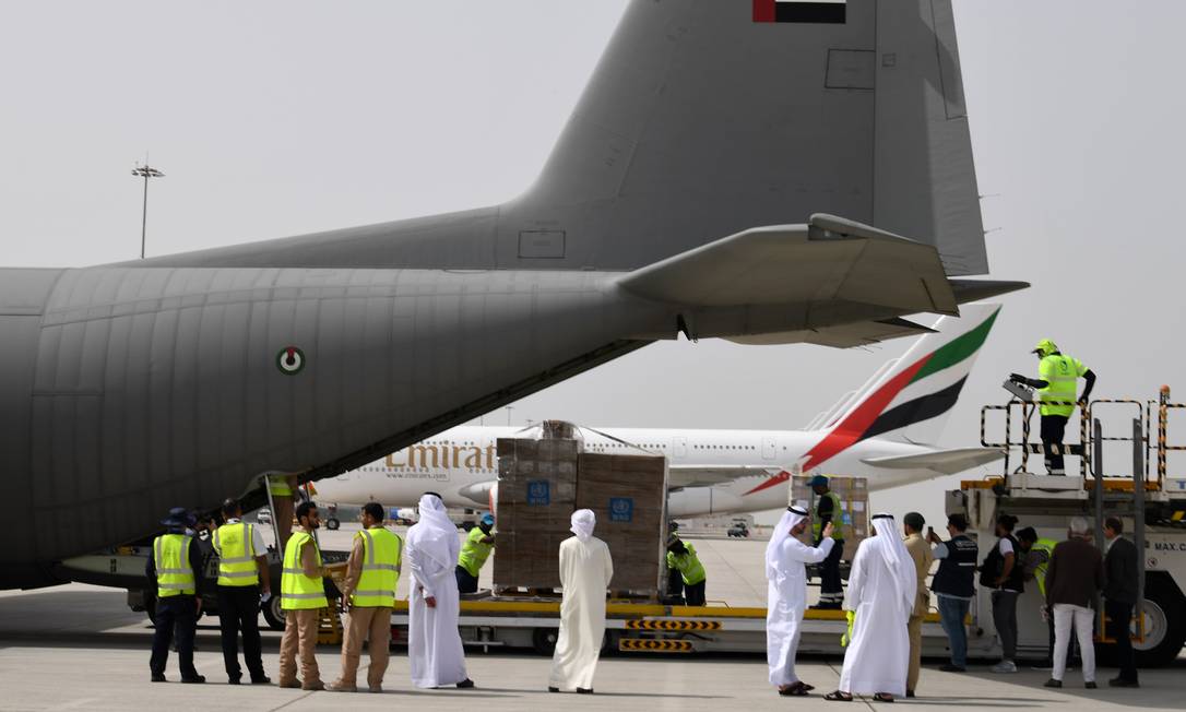 Toneladas de equipamentos médicos da Organização Mundial da Saúde (OMS) são despachadas em avião militar dos Emirados Árabes Unidos, no aeroporto de Dubai, para transporte até o Irã, país mais afetado do Oriente Médio Foto: KARIM SAHIB / AFP
