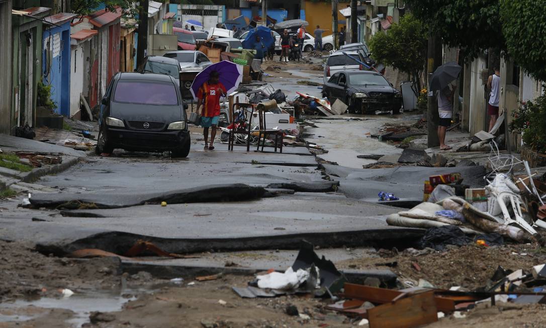 Asfalto fica totalmente destruído em rua de Realengo após temporal Foto: Fabiano Rocha / Agência O Globo