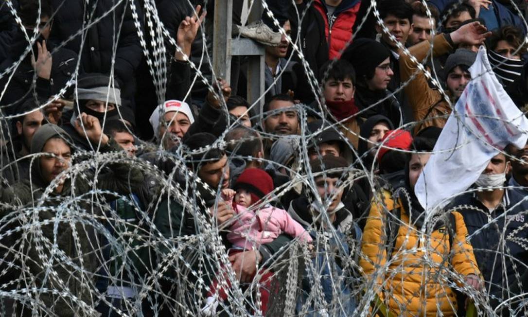 Imigrantes que querem ingressar na Grécia se aglomeram na fronteira com a Turquia Foto: ALEXANDROS AVRAMIDIS / REUTERS