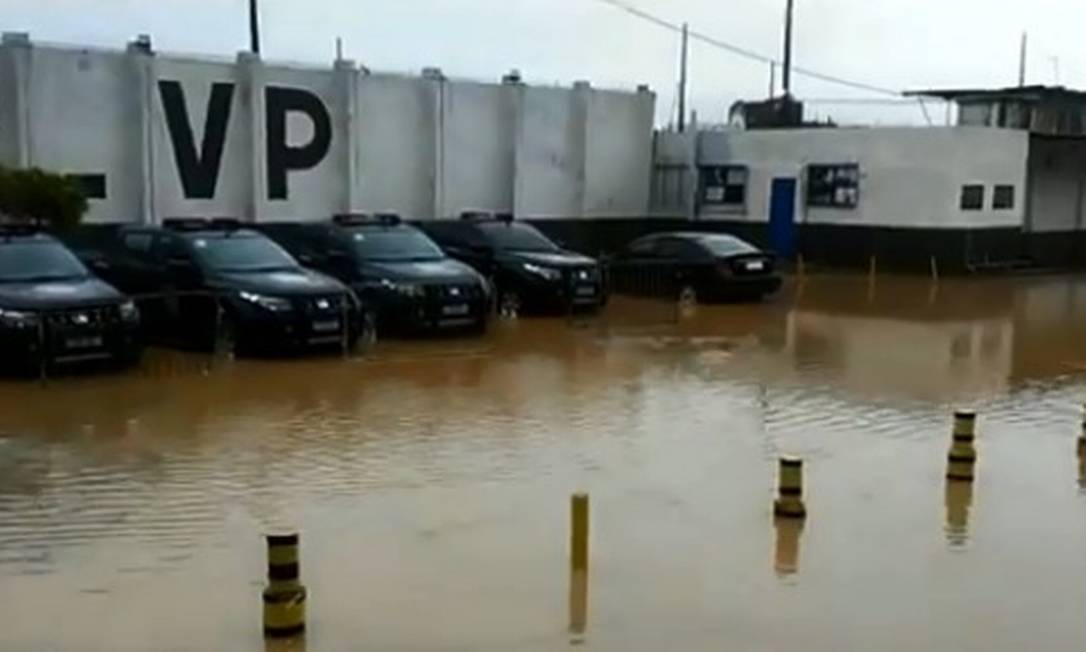 A inundação no Complexo de Gericinó Foto: Reprodução / TV Globo