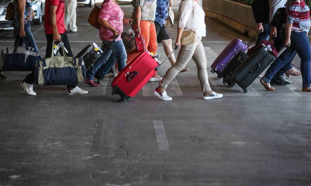 Empresas aéreas cobram por despacho de bagagem de mala para voos internacionais em tarifa promocional Foto: André Coelho / Agência O Globo