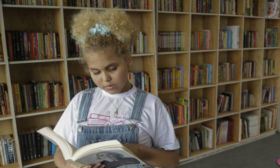 Lua Oliveira, de apenas 12 anos, fundou uma biblioteca e participa de vários projetos em prol de sua comunidade Foto: Gabriel de Paiva / Agência O Globo