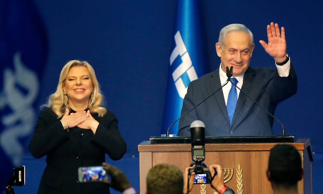 Acompanhado da mulher, Sara, o primeiro-ministro de Israel, Benjamin Netanyahu, comemora o classifica como 'gigantesca vitória' nas eleições legislativas Foto: GIL COHEN-MAGEN / AFP
