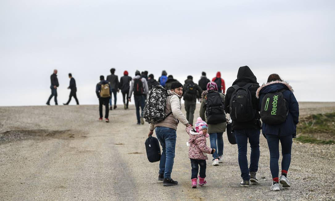 Imigrantes caminham em direção à fronteira entre Turquia e Grécia no distrito de Ipsala, na província de Edirne Foto: OZAN KOSE / AFP