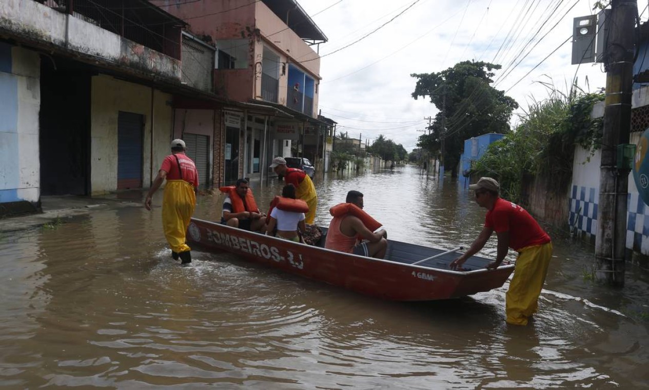 Bombeiros navegam pelas ruas de Seropédica para resgatar moradores ilhados Foto: Fabiano Rocha / Agência O Globo