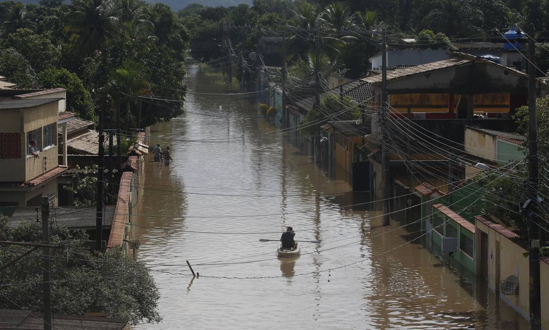 Chuva causa prejuízos e ruas permanecem submersas, em Seropédica, na Baixada Foto: Fabiano Rocha / O Globo
