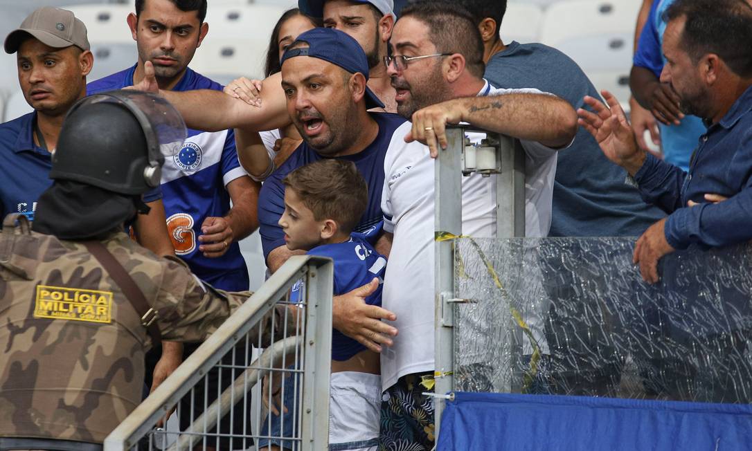 PM de Minas proíbe torcedores do Galo de levar a letra B para o clássico  contra o Cruzeiro, no sábado - Lance!