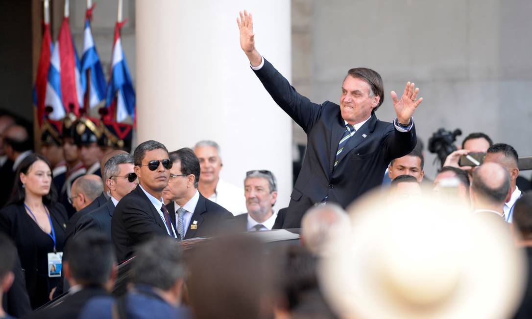 Bolsonaro acena ao chegar à posse do novo presidente do Uruguai, Luis Lacalle Pou, no último domingo: ele vai pela terceira vez aos EUA Foto: ANDRES CUENCA OLAONDO / REUTERS/1-3-2020