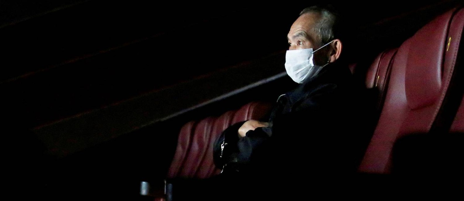 Homem usa máscara num cinema vazio de Hong Kong: prejuízo no cinema pode chegar a U$5 bilhões
Foto: TYRONE SIU / REUTERS
