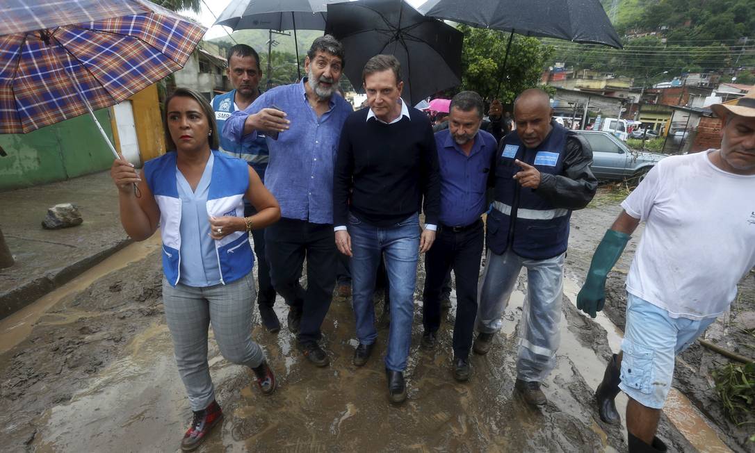 Prefeito Marcelo Crivella visita comunidade do Barata, em Realengo, após chuvasocha / Agência O Globo Foto: FABIANO ROCHA / Agência O Globo