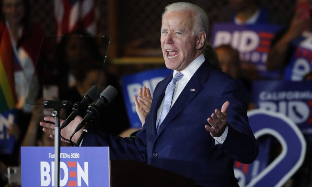 Joe Biden discursa após ser o mais votado em vários estados na Superterça Foto: MIKE BLAKE / REUTERS