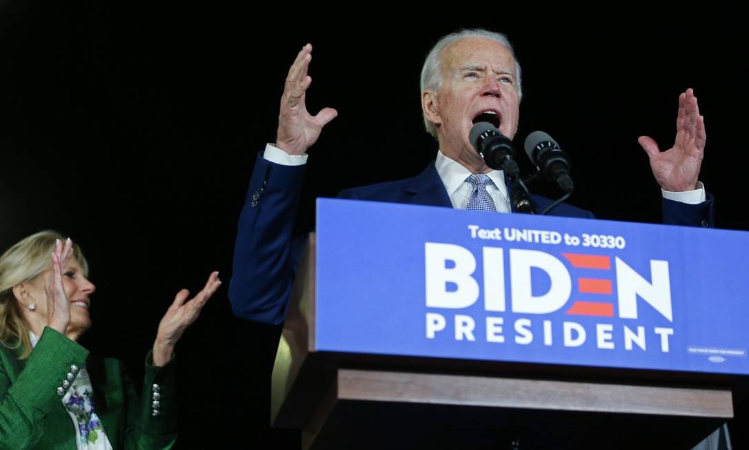 Ex-vice-presidente Joe Biden durante evento de campanha em Los Angeles, na Califórnia; ao fundo, sua mulher, Jill Foto: MARIO TAMA / AFP / 03-03-2020